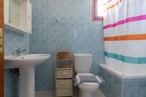 łazienka z toaletą i umywalką w obiekcie Stavros Hideaway w Chanii