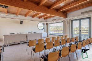 uma sala de conferências com uma mesa longa e cadeiras em HOTIDAY Hotel Giulianova em Giulianova