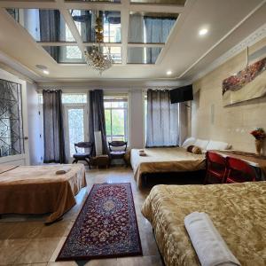 ein Hotelzimmer mit 2 Betten und einem Kronleuchter in der Unterkunft The Empress Palace Hotel in Surrey