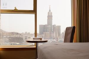 Postel nebo postele na pokoji v ubytování Manarat Gaza Hotel - Al Haram Tower