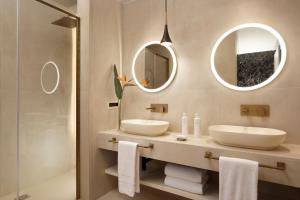 un bagno con due lavandini e due specchi di FH55 Grand Hotel Palatino a Roma