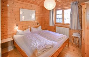 Ferienhaus Donau 102 في Hayingen: غرفة نوم بسرير في كابينة خشبية