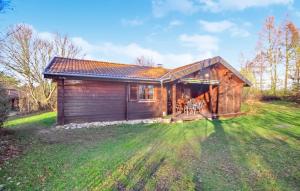 a small wooden cabin with a large yard at Ferienhaus Donau 102 in Hayingen