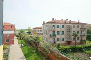 vistas a una ciudad con edificios y una calle en DolceVita Apartments N 518 Giudecca, en Venecia