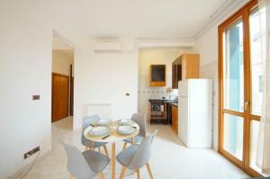 cocina y comedor con mesa y sillas en DolceVita Apartments N 518 Giudecca, en Venecia