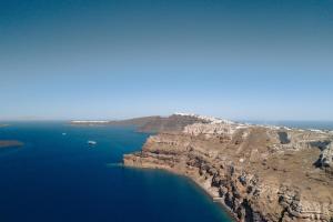 una vista aérea de una isla rocosa en el océano en Nelya Suites, en Megalokori