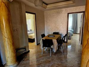 - une salle à manger avec une table et des chaises dans l'établissement Luxueux appartement à Sahara beach mohammedia, à Minaret de Mansuria