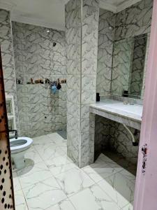 ein Bad mit einem Waschbecken und einem WC in der Unterkunft Luxueux appartement à Sahara beach mohammedia in Mansouria