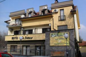 un edificio con un cartel en el costado en Hotel Vila Sunce, en Stara Pazova
