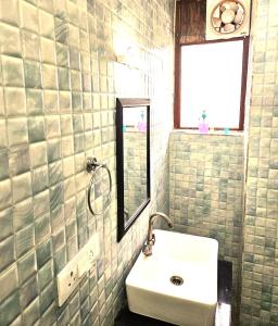 uma casa de banho com um lavatório e um espelho em The Purezza Residency em Greater Noida