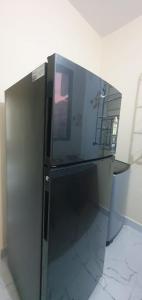 - un réfrigérateur en acier inoxydable avec une porte ouverte dans l'établissement VR HOTEL, à Auraiya