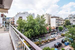 uma vista para uma rua da cidade a partir de uma varanda em Funky apartment in Zografou em Atenas