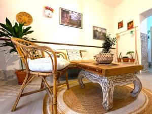 アルゲーロにあるKhorakhanèのリビングルーム(木製テーブル、椅子付)