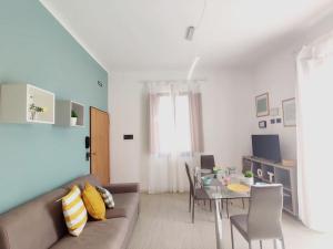 uma sala de estar com um sofá e uma mesa em Delizioso Bilocale Balilla Centralissimo Int 4 em San Benedetto del Tronto