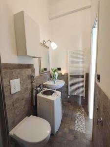 uma casa de banho com um WC e um lavatório em Delizioso Bilocale Balilla Centralissimo Int 4 em San Benedetto del Tronto