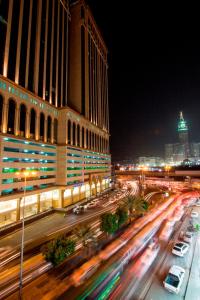 麥加的住宿－Manarat Gaza Hotel - Al Haram Tower，繁忙的城市街道,晚上有楼房和汽车
