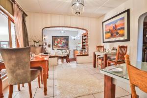 - une salle à manger avec une table et des chaises dans l'établissement Cascade Villa Guesthouse, à Secunda