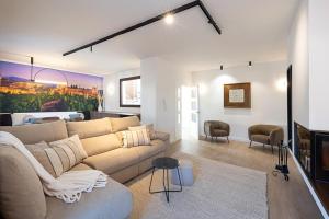 uma sala de estar com um sofá grande e uma sala de estar com em Villa Josefina - Bubión Alpujarra em Bubión