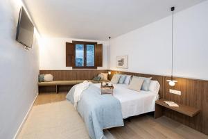 um quarto com uma cama grande e uma televisão em Villa Josefina - Bubión Alpujarra em Bubión