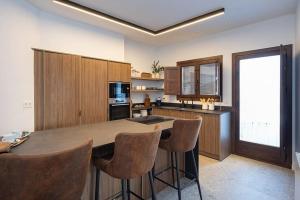 una cocina con una gran mesa de madera y sillas en Villa Josefina - Bubión Alpujarra en Bubión