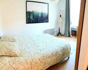 um quarto com uma cama e uma fotografia na parede em Appartement en plein coeur historique et animé em Avignon