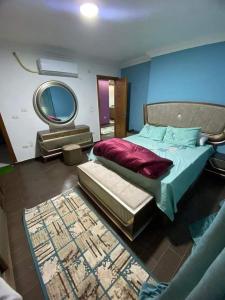 ein Schlafzimmer mit einem großen Bett und einem Spiegel in der Unterkunft Welcome home in Ma‘ān