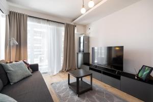 Televiisor ja/või meelelahutuskeskus majutusasutuses Arrivederci - Elegant 1BR in Belvedere Residence