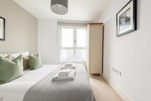 The Islington Collection في لندن: غرفة نوم بيضاء بها سرير ونافذة