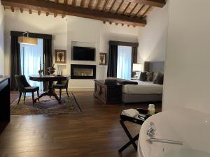 A television and/or entertainment centre at Residenza Palazzo Fortuna - Boutique Hotel