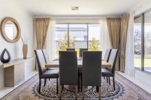 Modern Mansion in Lightsview By Host Solutions的休息区
