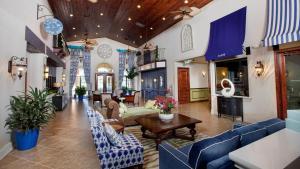 een woonkamer met blauwe banken en een tafel bij Top Villas - Paradise Palms Resort 280 in Kissimmee