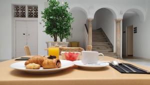 una mesa con un plato de comida y una taza de café en Casual con Duende Cadiz en Cádiz