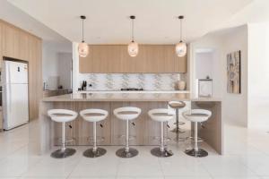 Modern Mansion in Lightsview By Host Solutions的厨房或小厨房