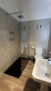uma casa de banho com um chuveiro, um WC e um lavatório. em Lovely House in Sant Feliu em Sant Feliu de Guíxols