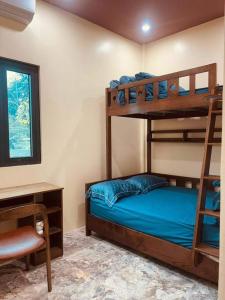 Garden Camping Ba Vì tesisinde bir ranza yatağı veya ranza yatakları