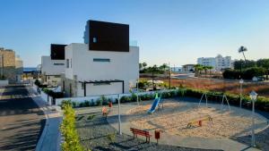 un parco giochi con scivolo di fronte a un edificio di City Napa Seaview Villas - Villa 4 a Ayia Napa
