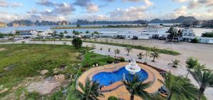 einen Luftblick auf ein Resort mit einem Pool in der Unterkunft Charmhill Hotel - Tuần Châu in Hạ Long