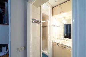 Kúpeľňa v ubytovaní HBHALL Navigli 2 Apartment + 23 fotografií