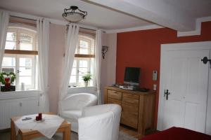 sala de estar con 2 sillas y TV en Neele, en Lauterbach