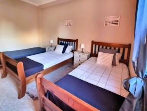 2 camas individuales en una habitación con 2 mesas en Monte dos Manos - sábado a sábado Julho a Setembro, 