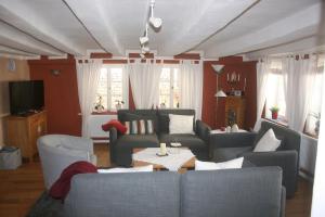 Sala de estar con 2 sofás y mesa en Eulennest, en Lauterbach