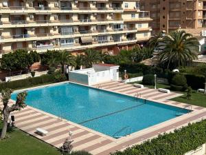 an overhead view of a swimming pool in front of a building at Apartamento duplex LOS IRIS solo familias in Playa de Gandia