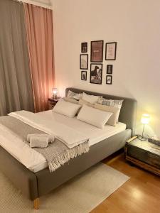 a bedroom with a large bed with white sheets and pillows at Helle Altbauwohnung, tolle Lage in Berlin