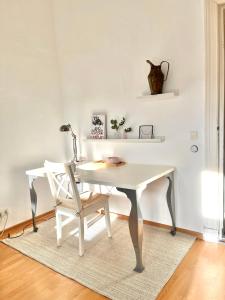 a white desk and a chair in a room at Helle Altbauwohnung, tolle Lage in Berlin