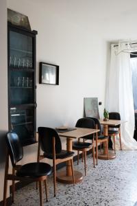a group of tables and chairs in a room at Loft L'Écluse 1, parking gratuit in Saint-Valéry-sur-Somme