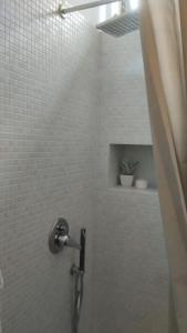 baño con cabina de ducha con grifo en OpenSpace Etna, en Viagrande