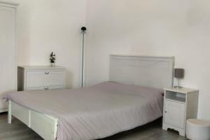 - une chambre avec un lit blanc et 2 tables de chevet dans l'établissement OpenSpace Etna, à Viagrande