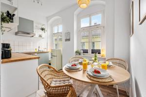 una cucina e una sala da pranzo con tavolo e sedie di Moderne Wohnung "Hereinspaziert" 5 Personen a Meißen