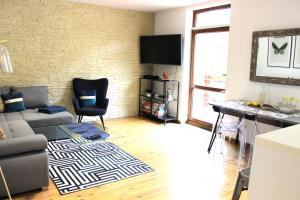 Televízia a/alebo spoločenská miestnosť v ubytovaní Apartament 007A pod Śnieżką