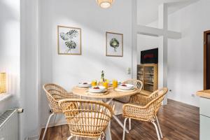 una sala da pranzo con tavolo e sedie di Moderne Wohnung "Hereinspaziert" 5 Personen a Meißen